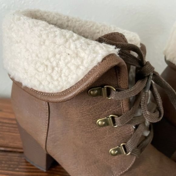 Bethany M🖤ta (Mota) Bootie Heel Lace Up w/ Sherpa Style Detail, size 10 - Picture 4 of 13